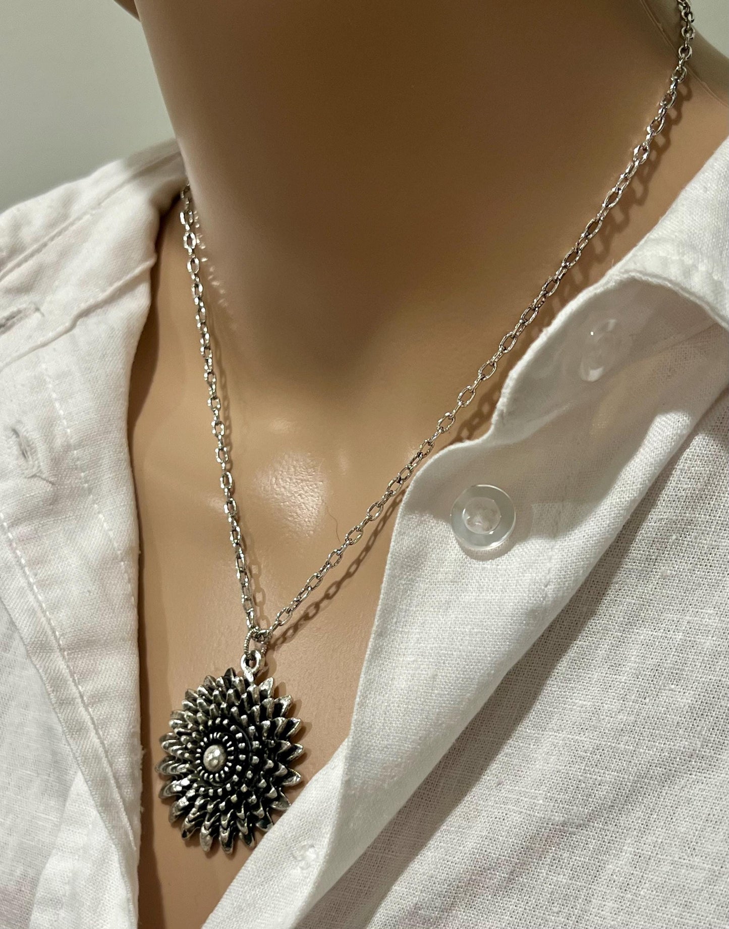 Silver Small Classic Cable Chain Necklace with Large Flower Pendant Pendant Gorgeous Layering Statement Necklace Silver Versatile Length