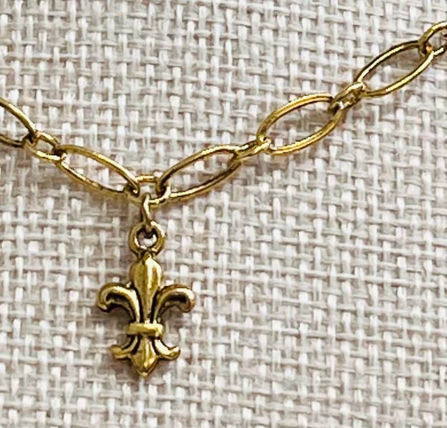 Dainty Gold Oval Link Chain Dangle Necklace Fleur de Lis Non-Tarnish Gold Plated Pewter on Adjustable Length Gold Textured Chain Necklace