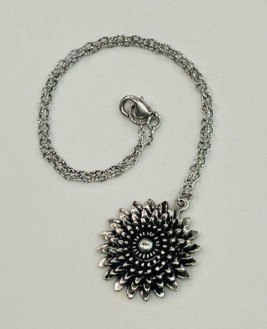 Silver Small Classic Cable Chain Necklace with Large Flower Pendant Pendant Gorgeous Layering Statement Necklace Silver Versatile Length