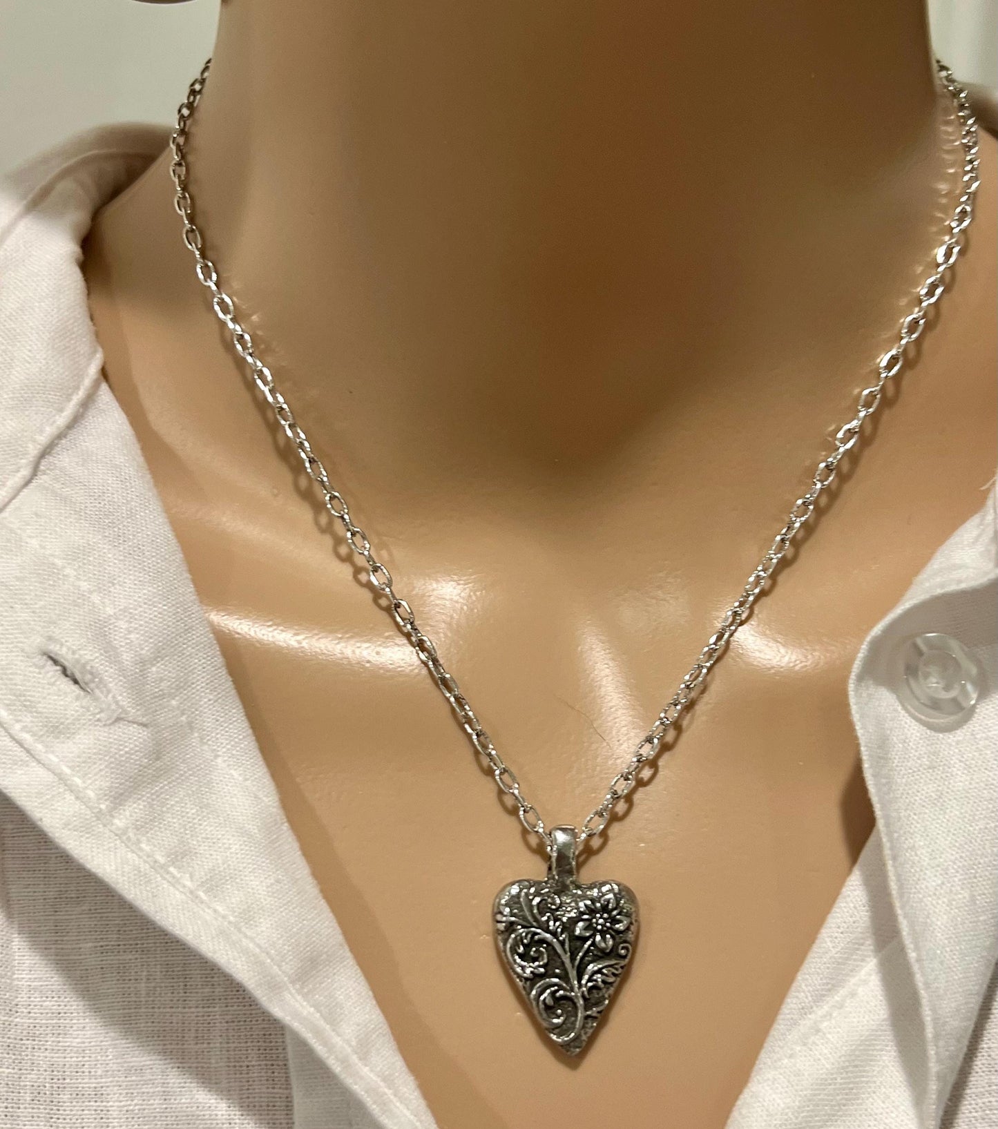 Silver Small Classic Cable Chain Necklace with Floral Heart Pendant Gorgeous Layering Statement Necklace Silver Necklace Versatile Length