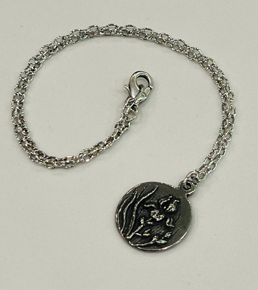 Silver Small Classic Cable Chain Necklace with Iris Flower Pendant Gorgeous Layering Statement Necklace Antique Silver Versatile Length