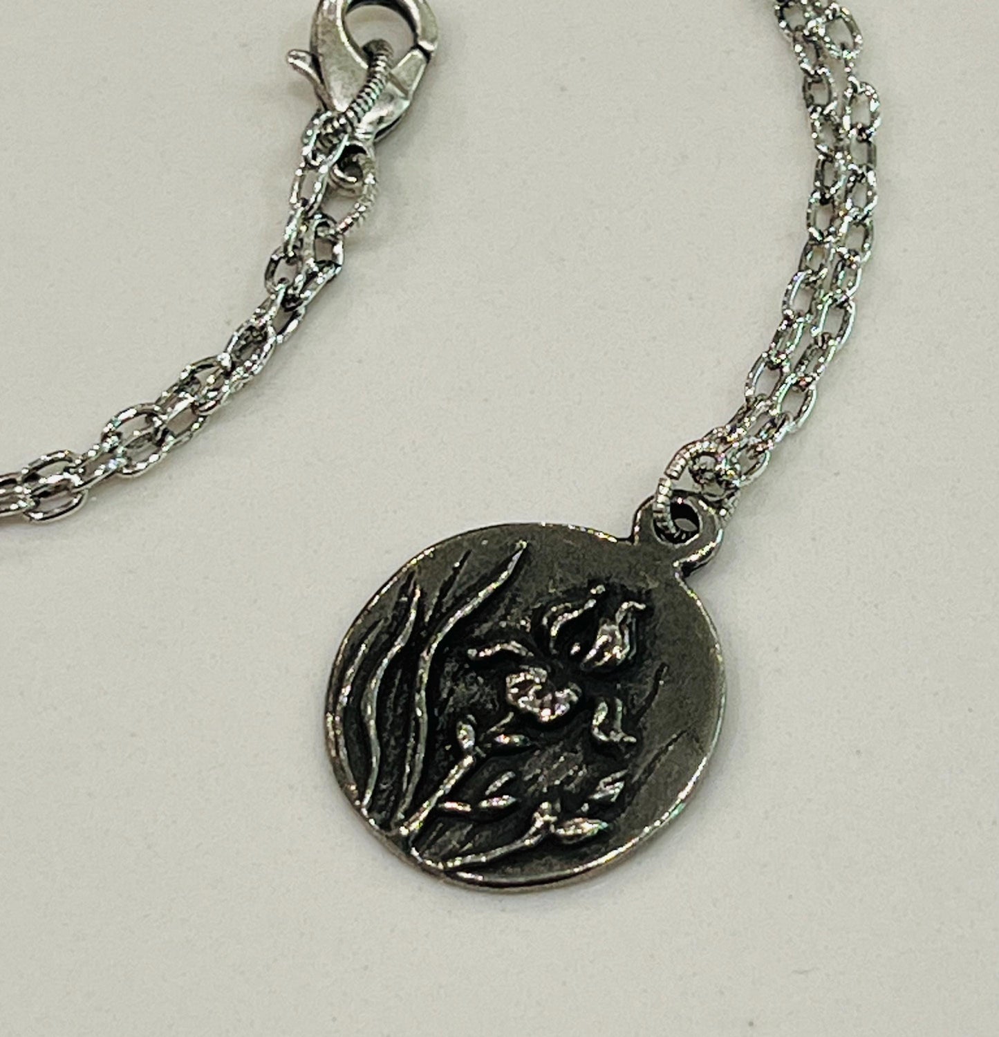 Silver Small Classic Cable Chain Necklace with Iris Flower Pendant Gorgeous Layering Statement Necklace Antique Silver Versatile Length