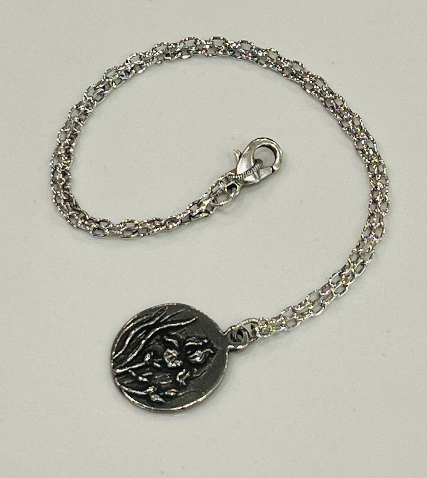 Silver Small Classic Cable Chain Necklace with Iris Flower Pendant Gorgeous Layering Statement Necklace Antique Silver Versatile Length