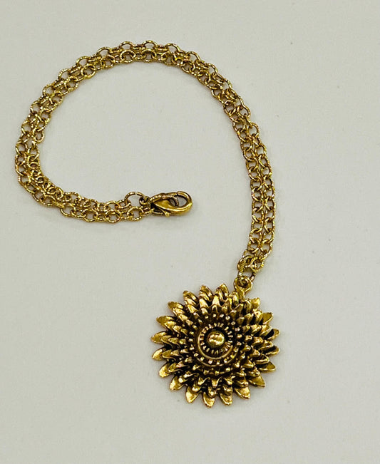 Gold Small Classic Cable Chain Necklace with Large Flower Pendant Pendant Gorgeous Layering Statement Necklace Gold Versatile Length