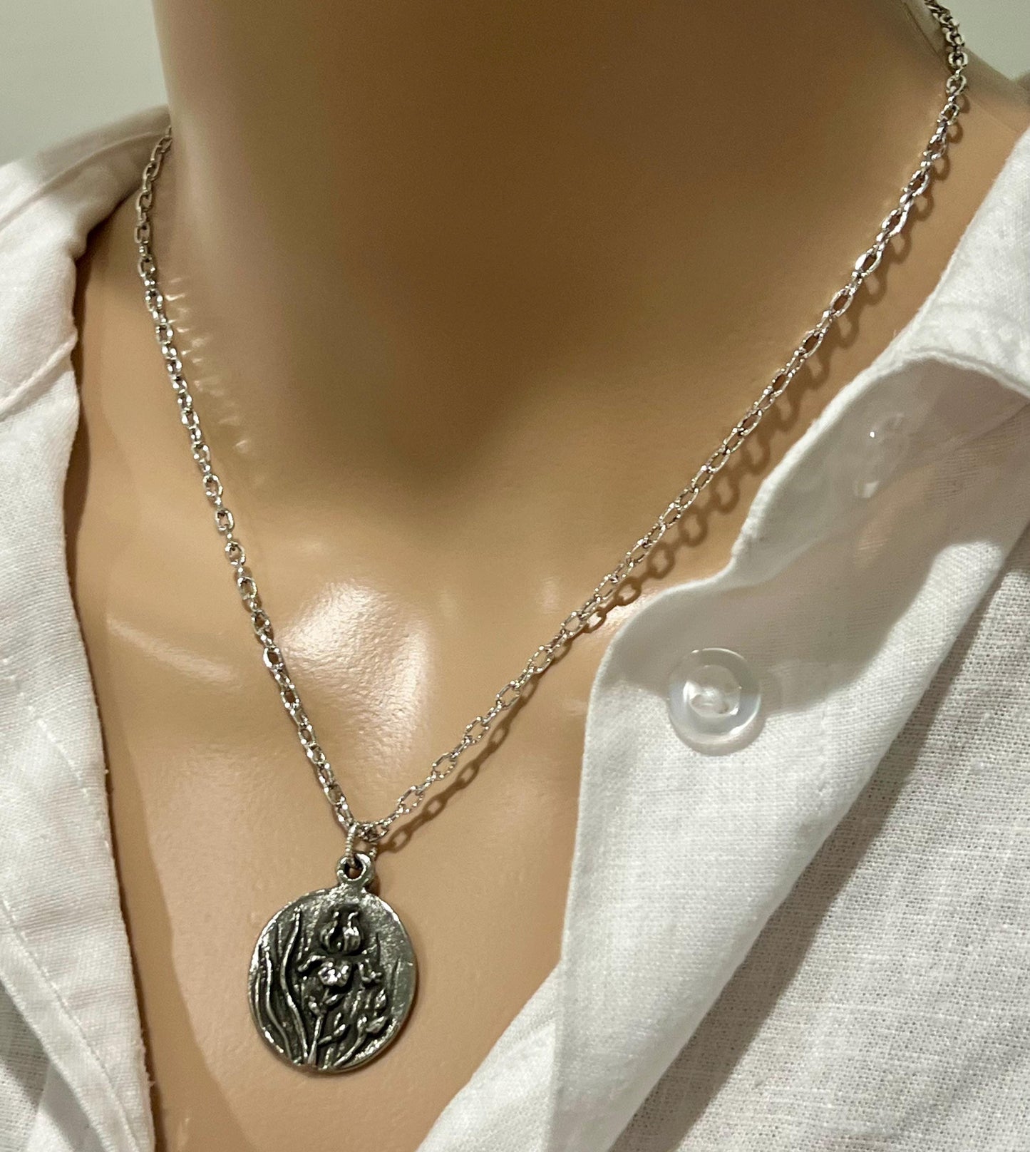 Silver Small Classic Cable Chain Necklace with Iris Flower Pendant Gorgeous Layering Statement Necklace Antique Silver Versatile Length